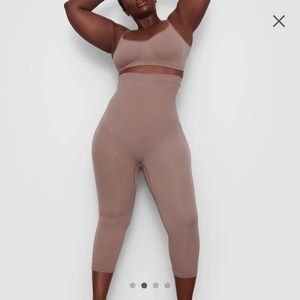 SKIMS sculpting leggings below the knee in Umber. Size S/M. BNIB.